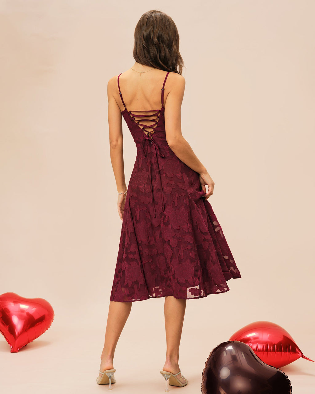 Vestido midi lencero jacquard con escote corazón y color rojo vino