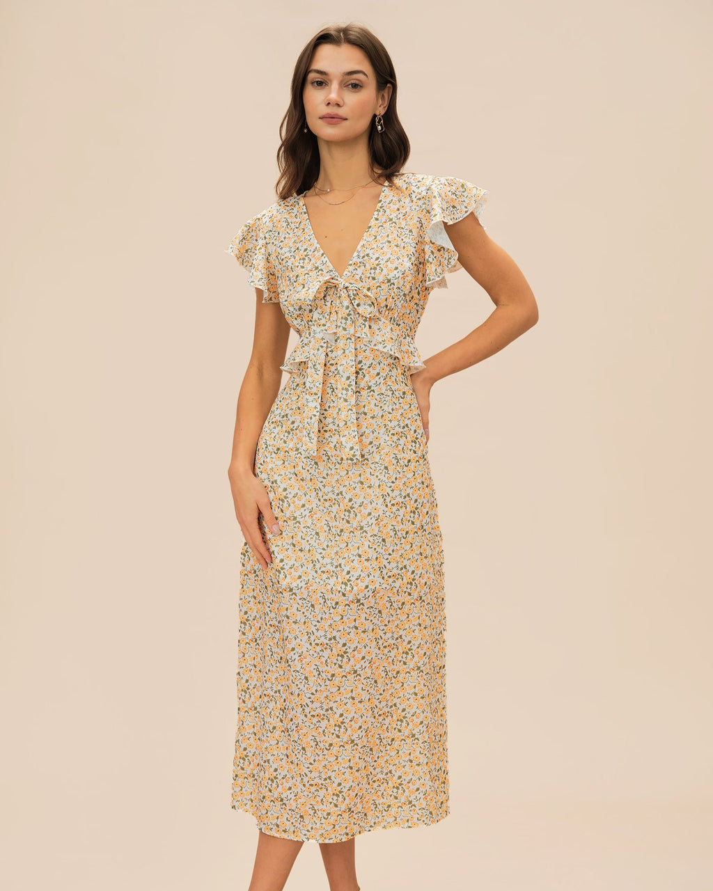 Vestido Midi Amarillo con Cuello en V y Volantes Florales