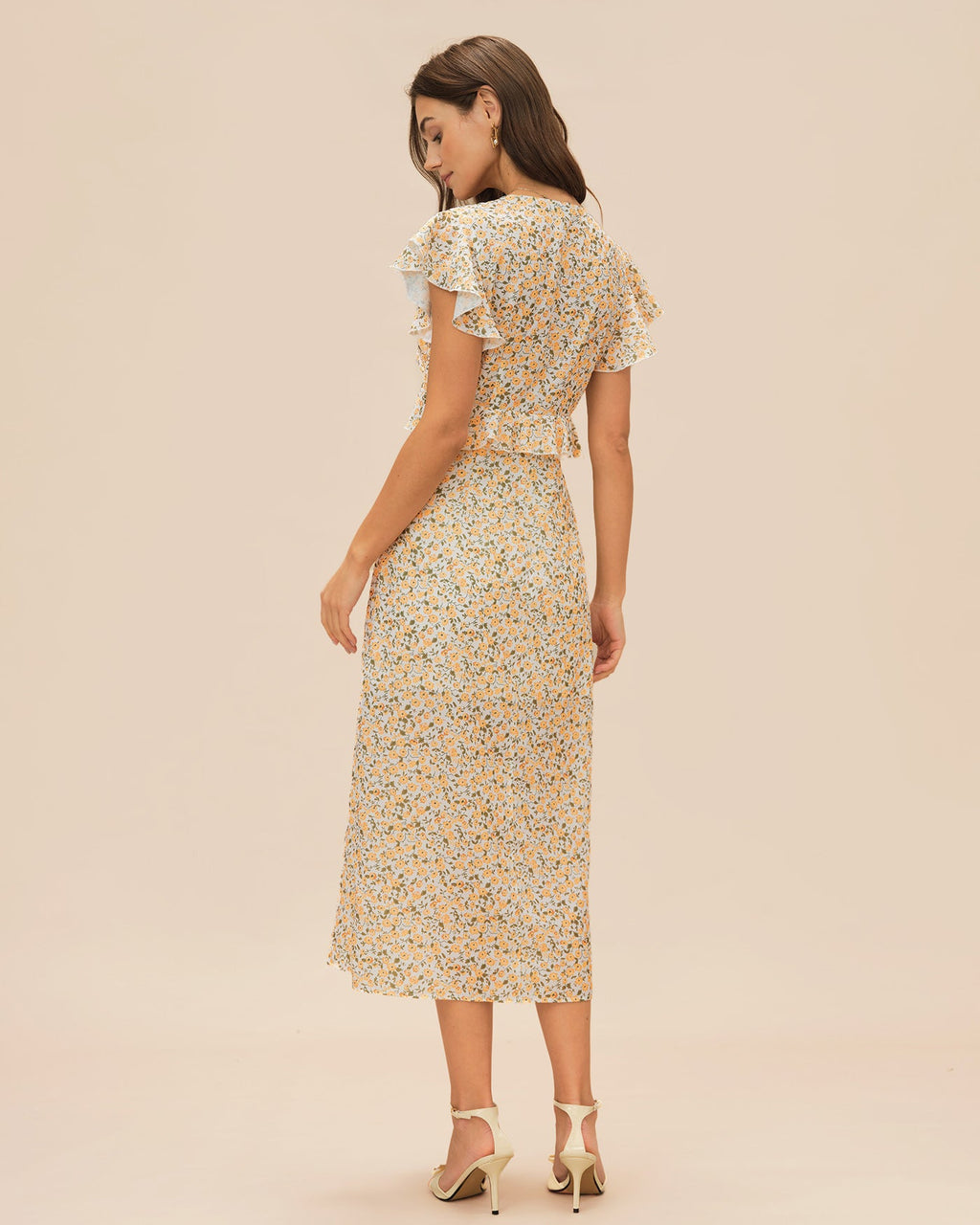 Vestido Midi Amarillo con Cuello en V y Volantes Florales