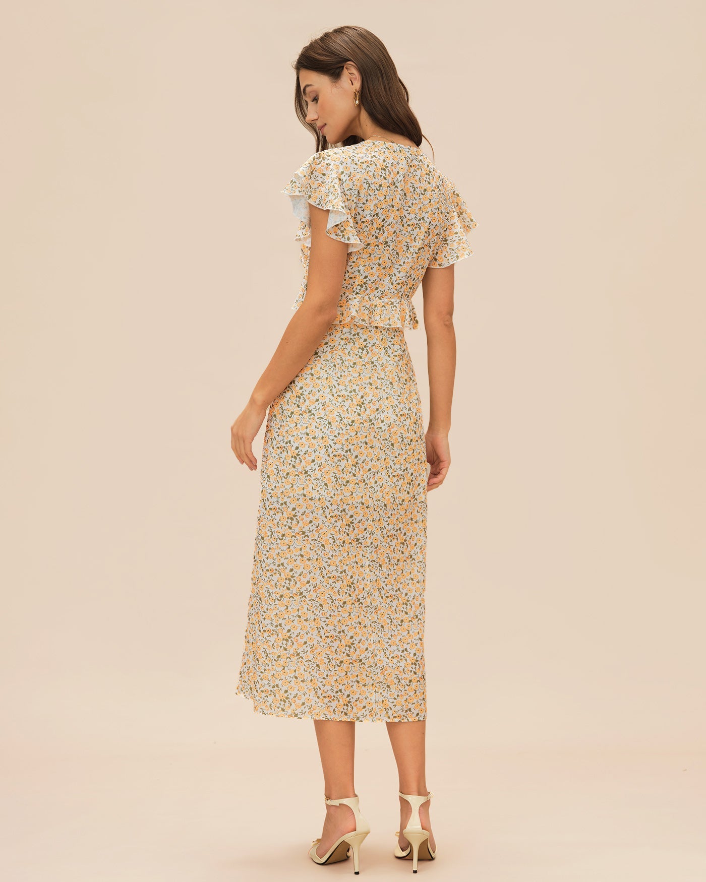 Vestido Midi Amarillo con Cuello en V y Volantes Florales