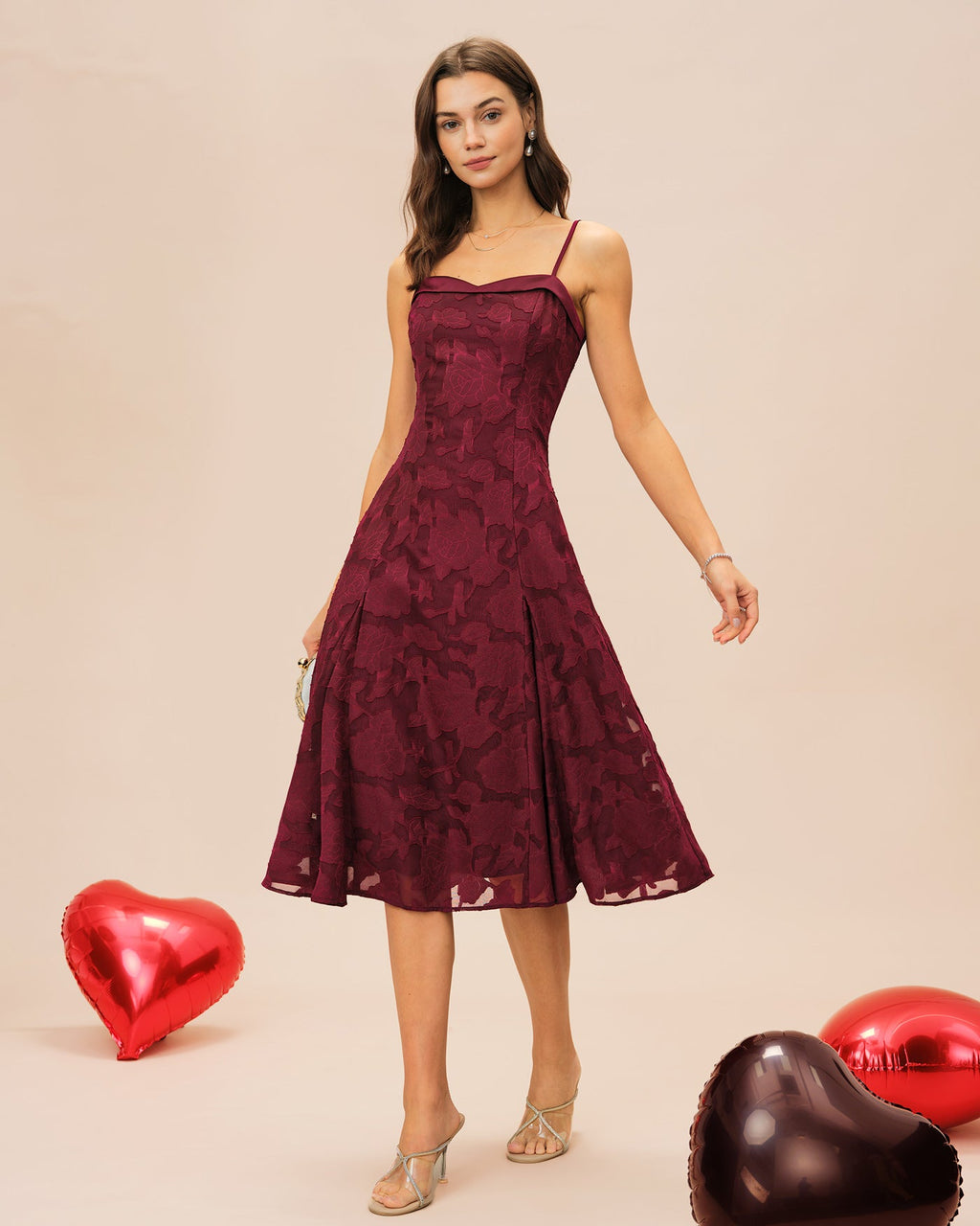 Vestido midi lencero jacquard con escote corazón y color rojo vino