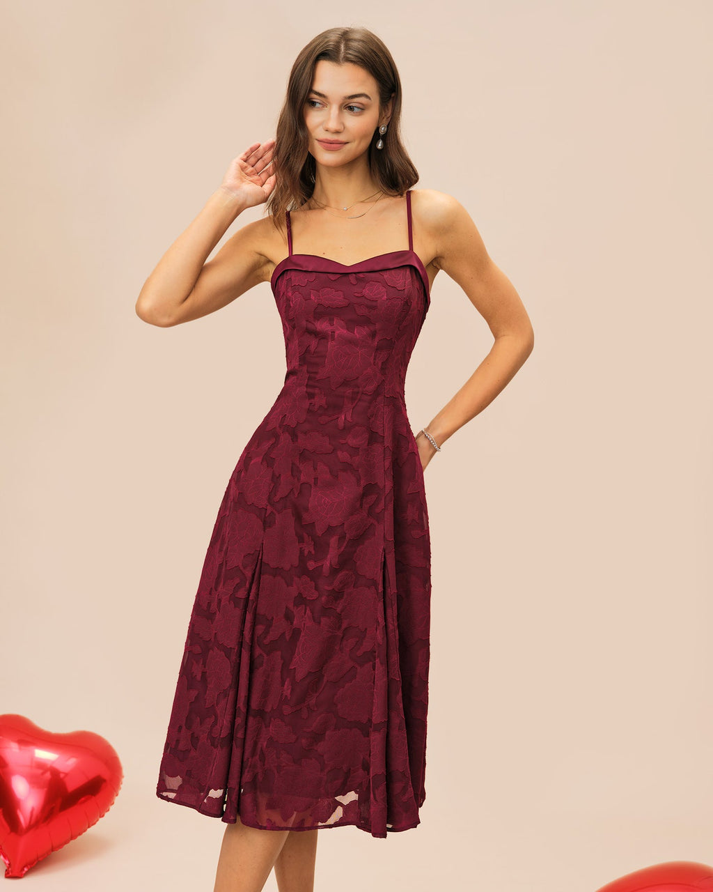 Vestido midi lencero jacquard con escote corazón y color rojo vino