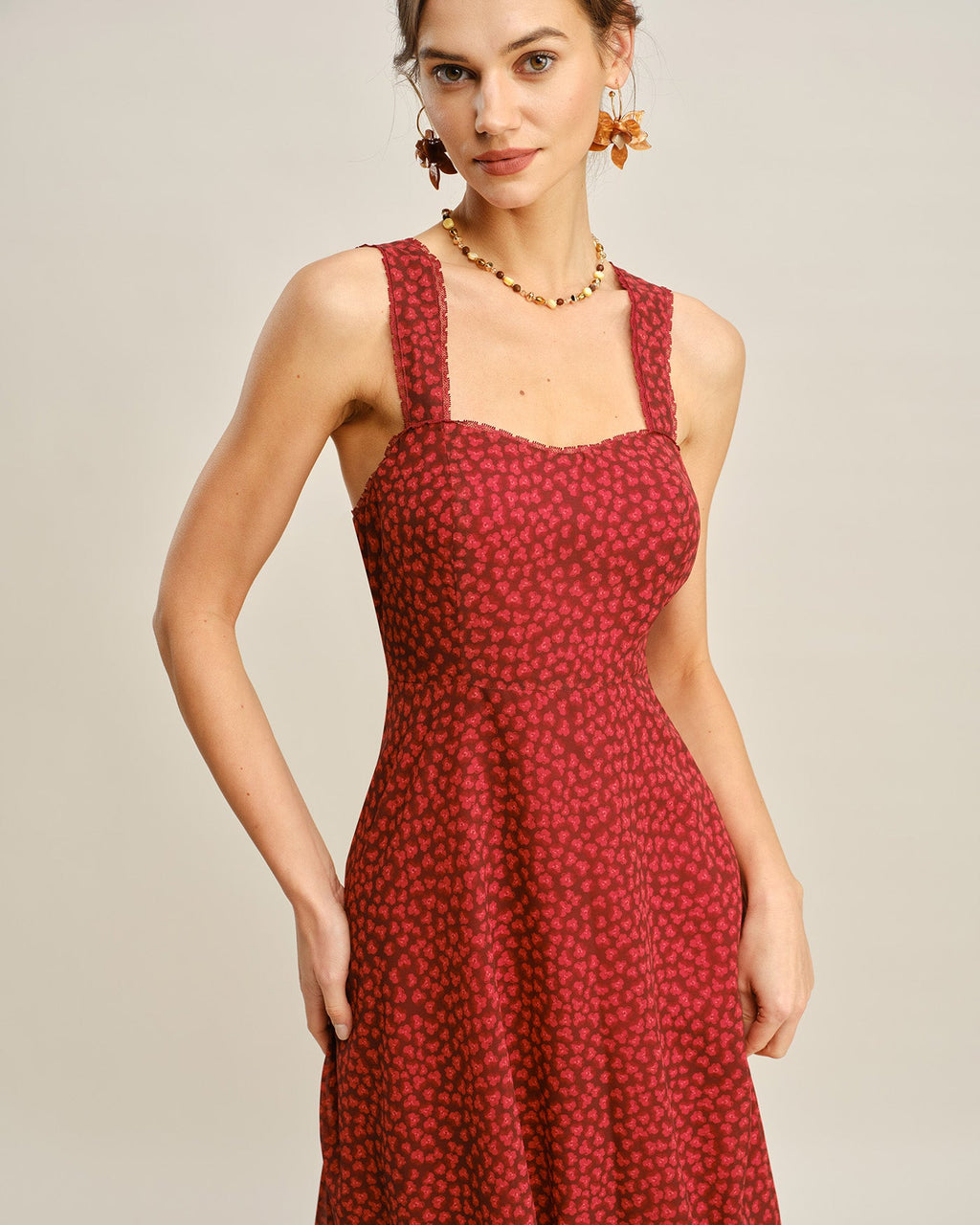 Vestido midi floral rojo con escote corazón