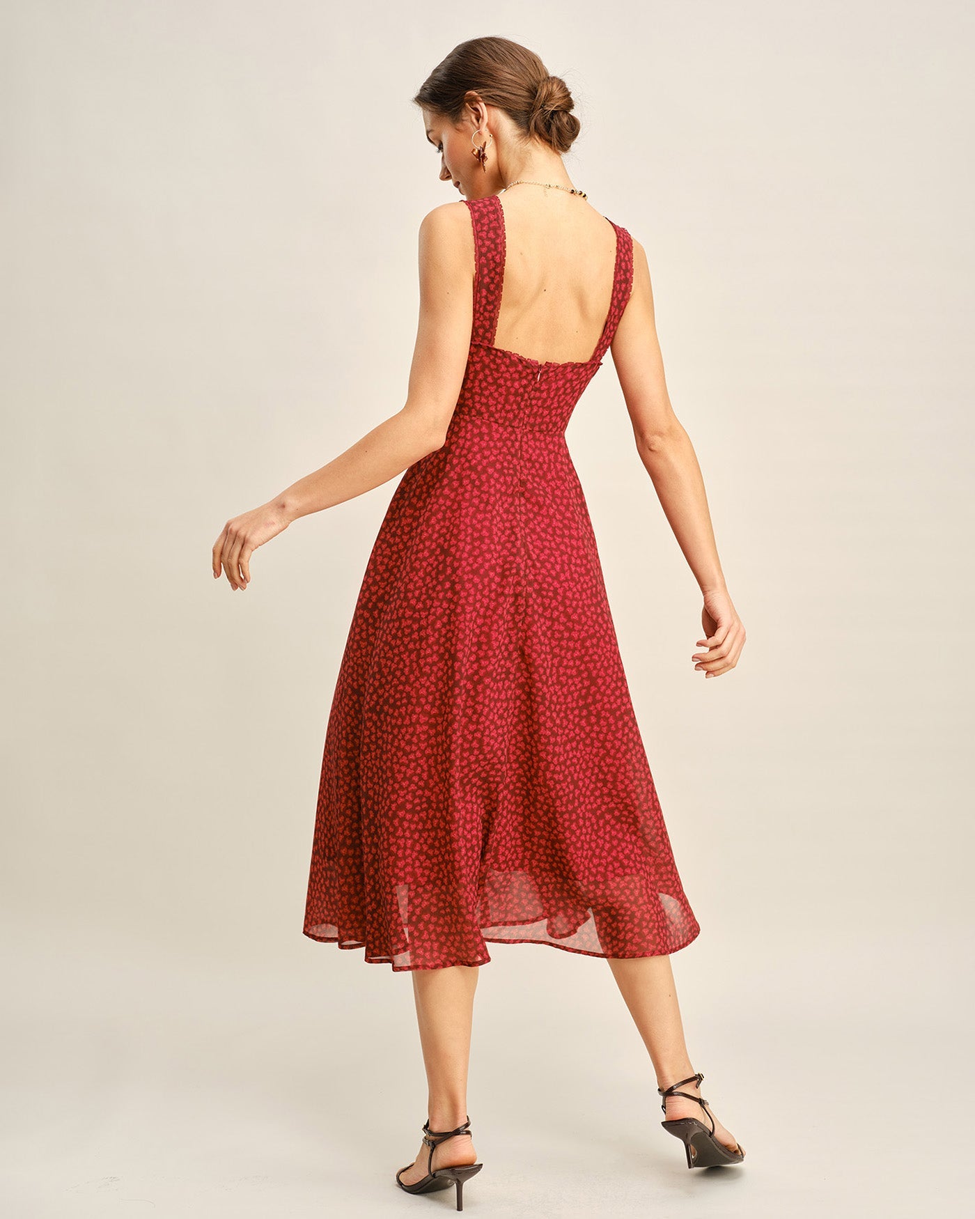 Vestido midi floral rojo con escote corazón