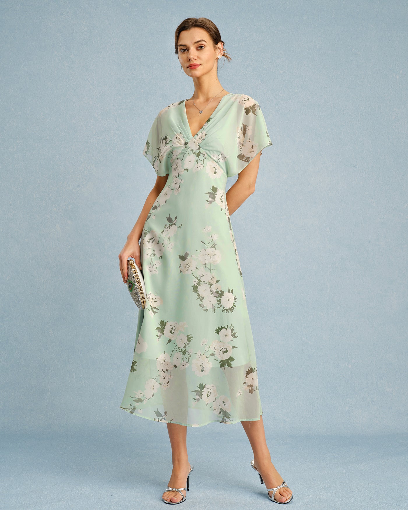 Vestido midi de chifón con estampado floral y cuello en V de color verde