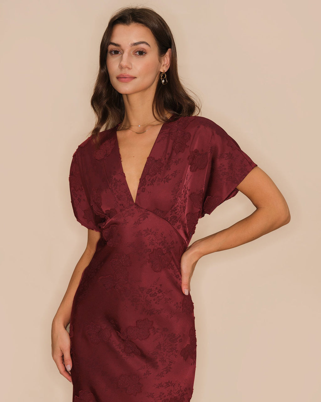 Vestido midi jacquard escote pico rojo vino