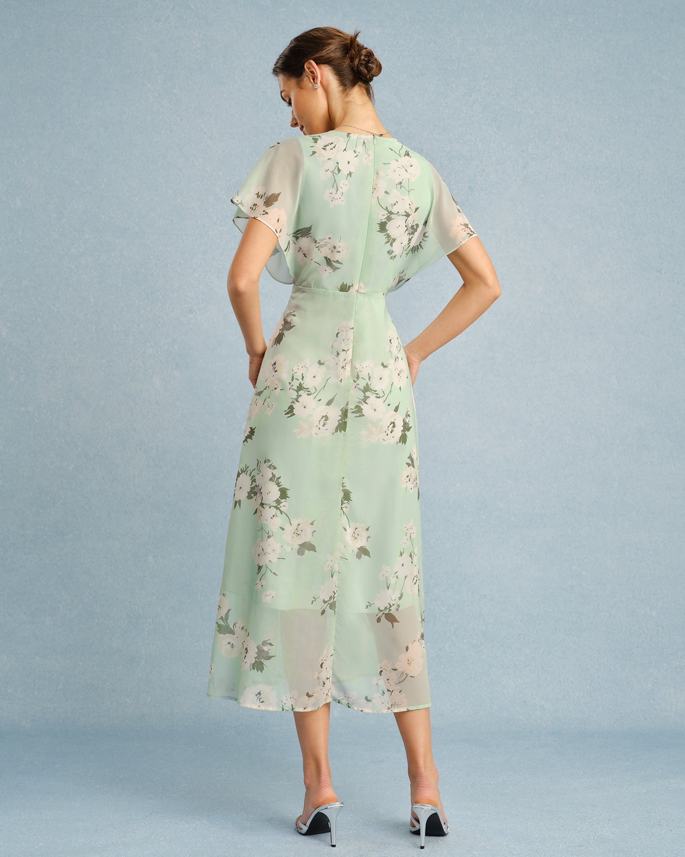 Vestido midi de chifón con estampado floral y cuello en V de color verde