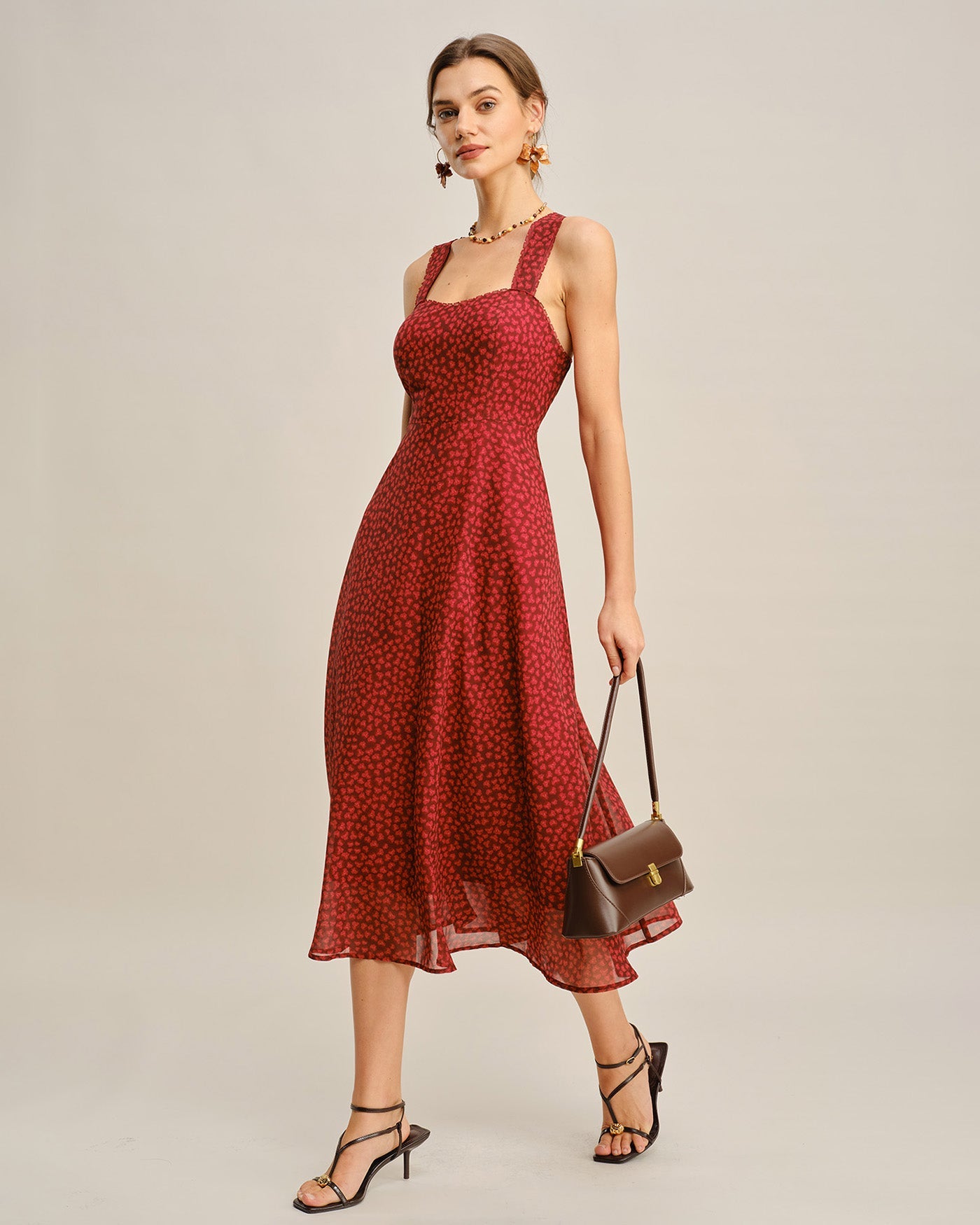 Vestido midi floral rojo con escote corazón
