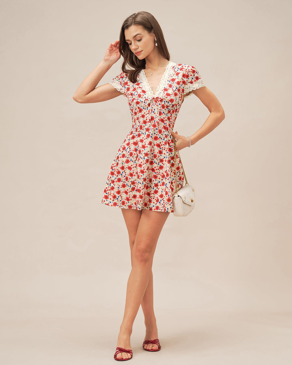 Minivestido rojo con cuello en V y encaje floral