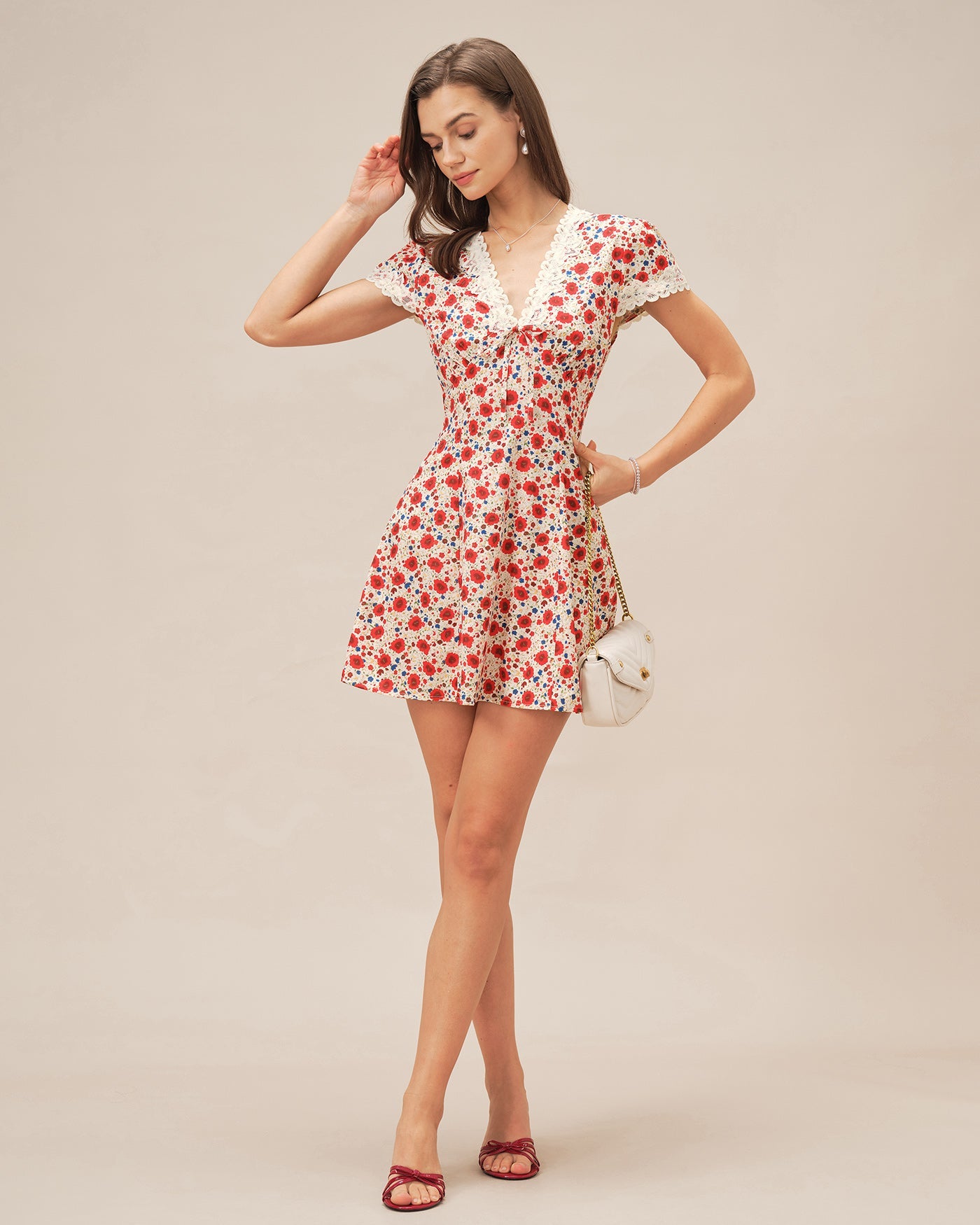 Minivestido rojo con cuello en V y encaje floral