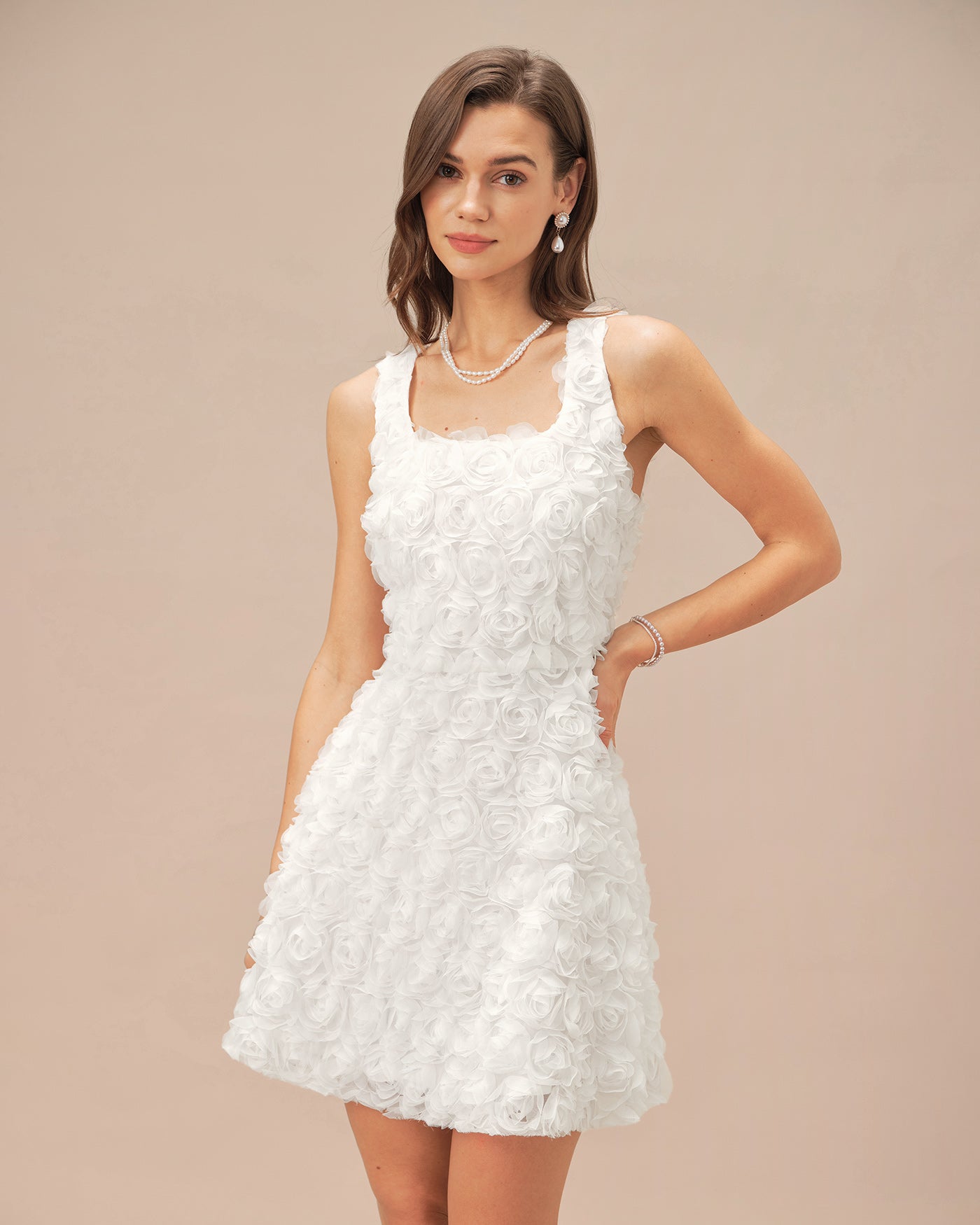Minivestido blanco de corte en A floral con escote cuadrado