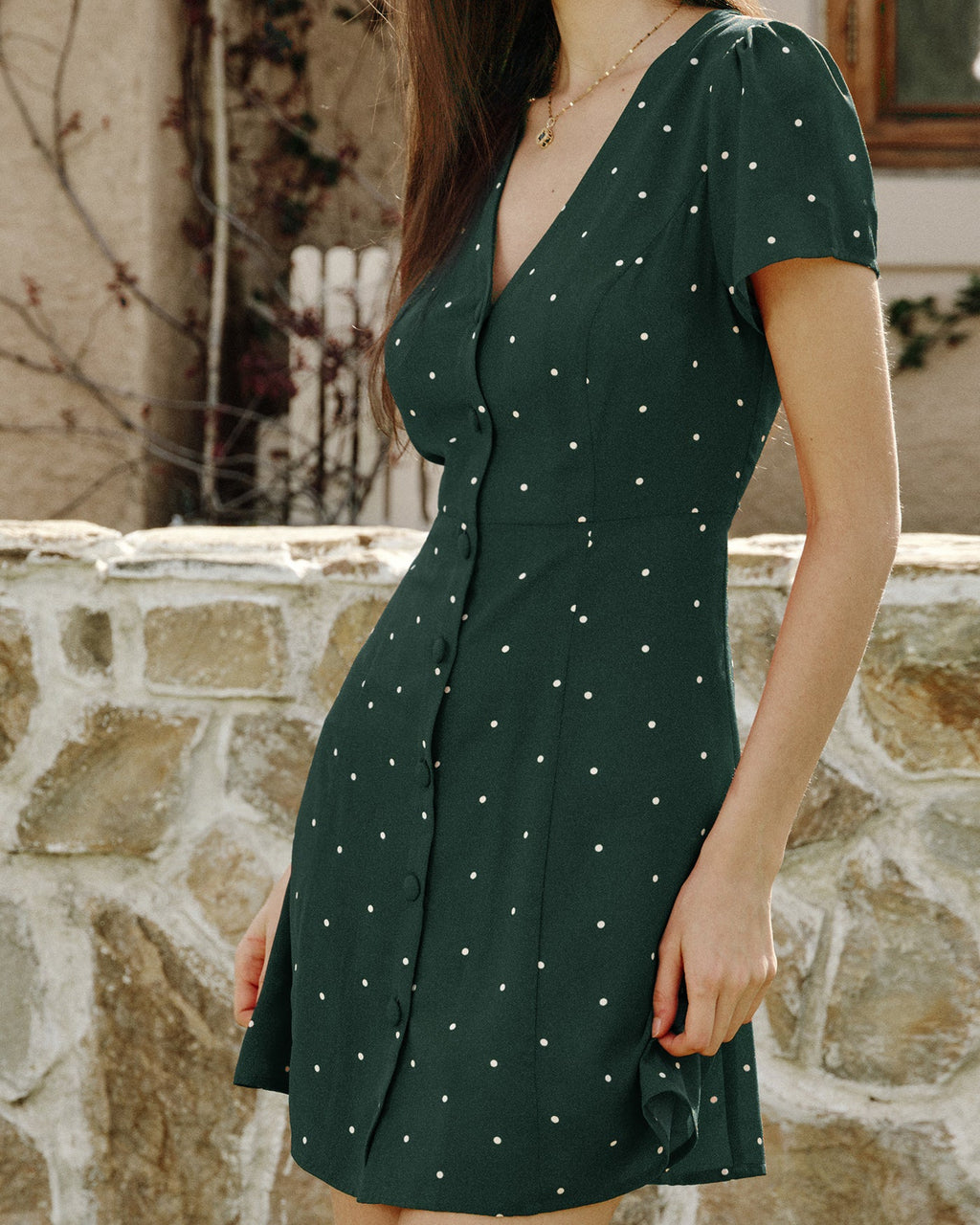 Vestido mini con cuello en V y lunares verdes