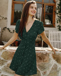 Vestido mini con cuello en V y lunares verdes