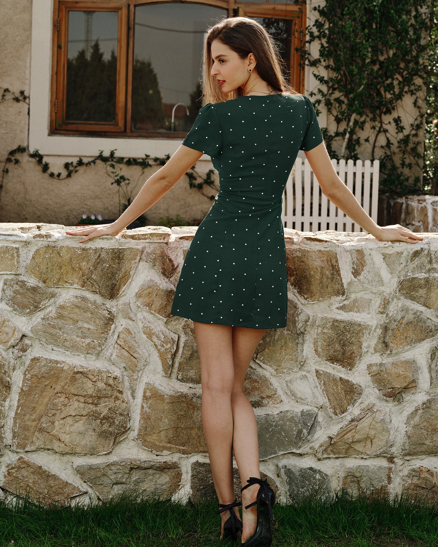 Vestido mini con cuello en V y lunares verdes