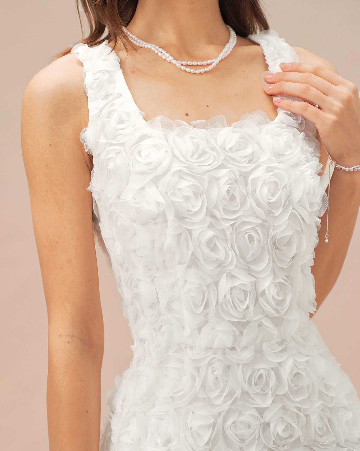 Minivestido blanco de corte en A floral con escote cuadrado