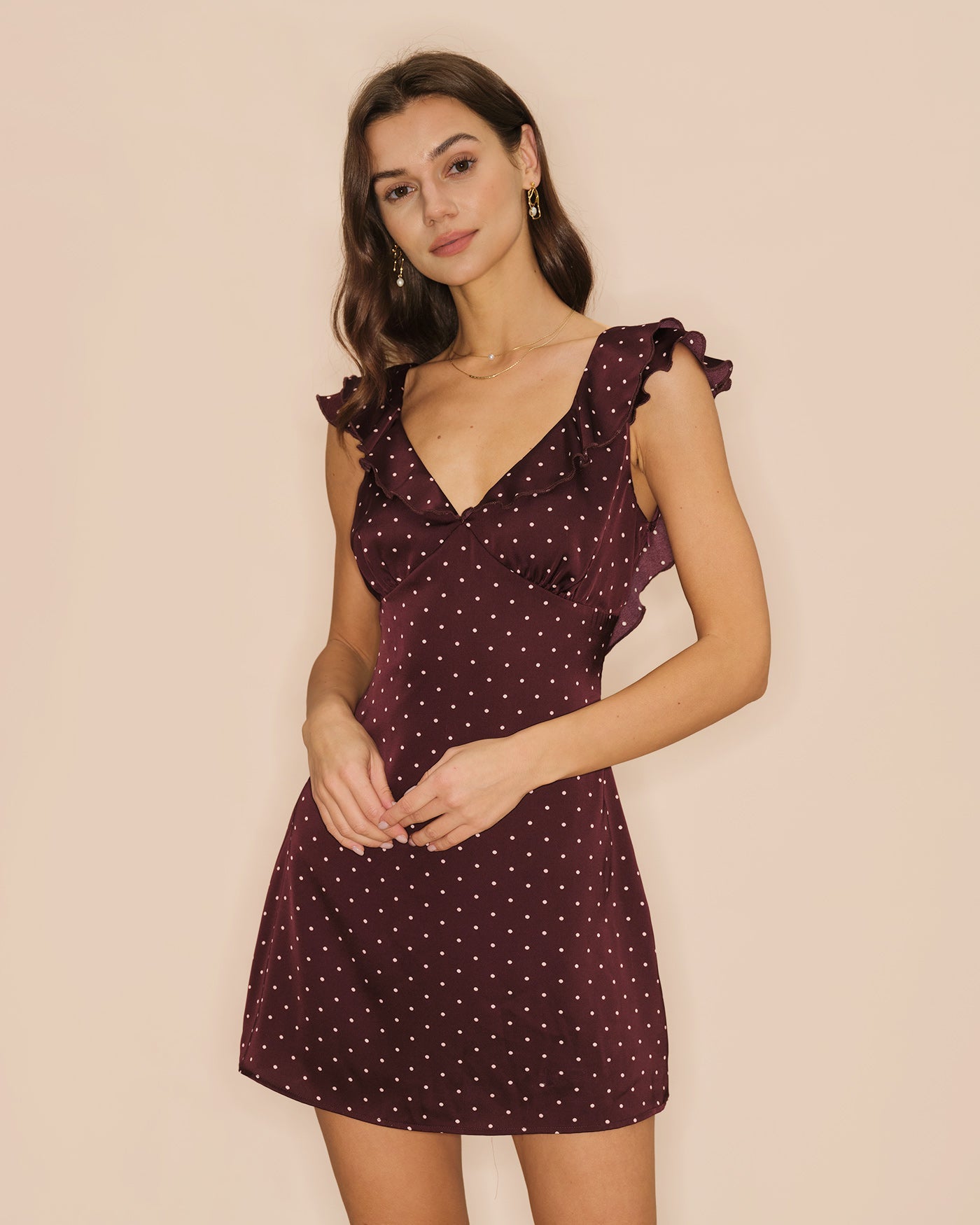 Minivestido de satén morado con cuello en V y estampado de lunares