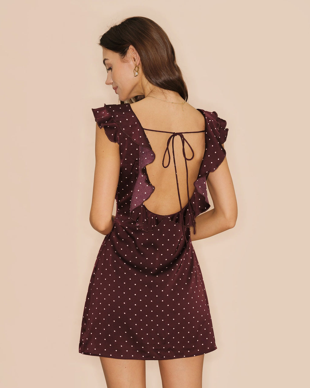 Minivestido de satén morado con cuello en V y estampado de lunares