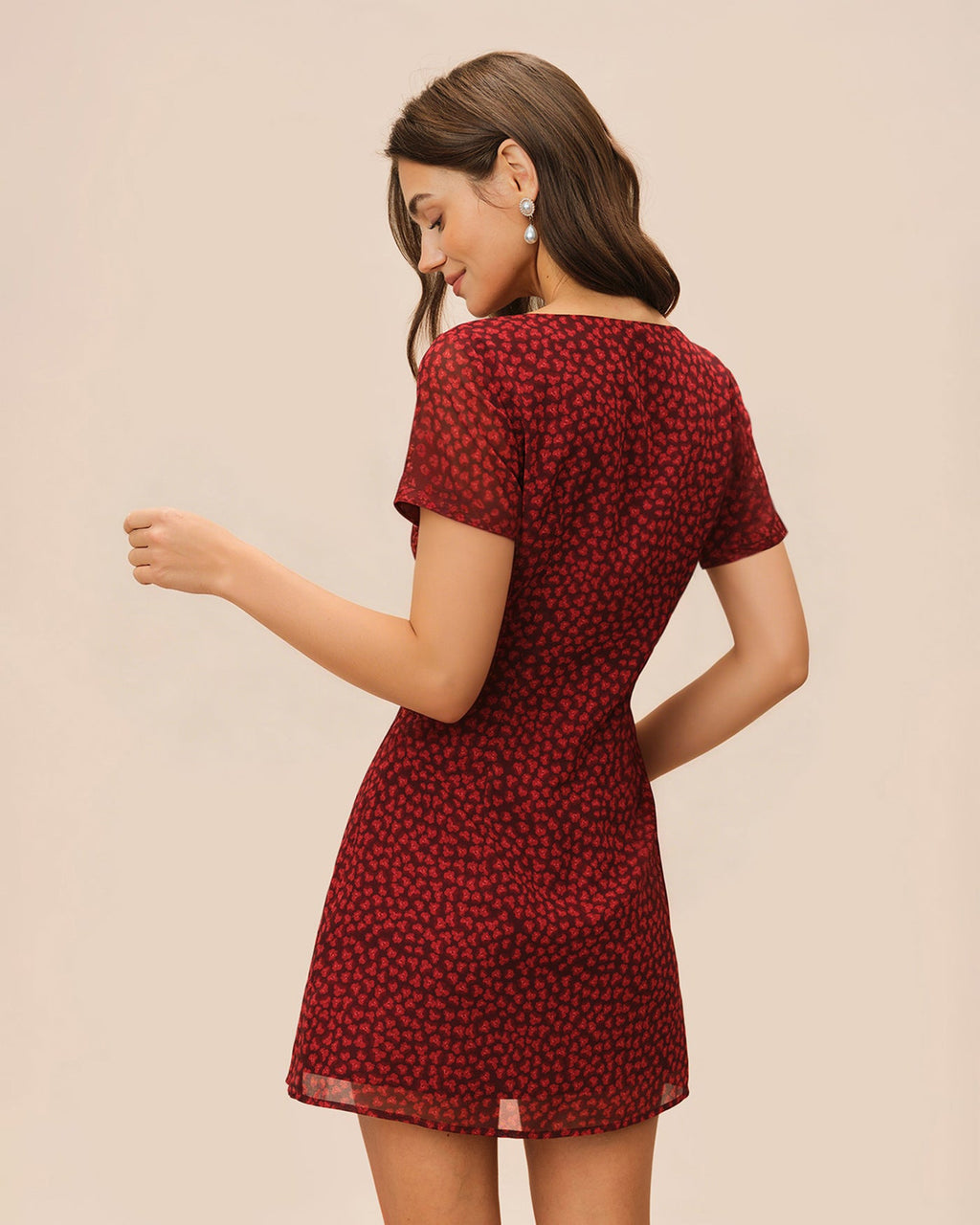 Minivestido floral rojo con escote barco