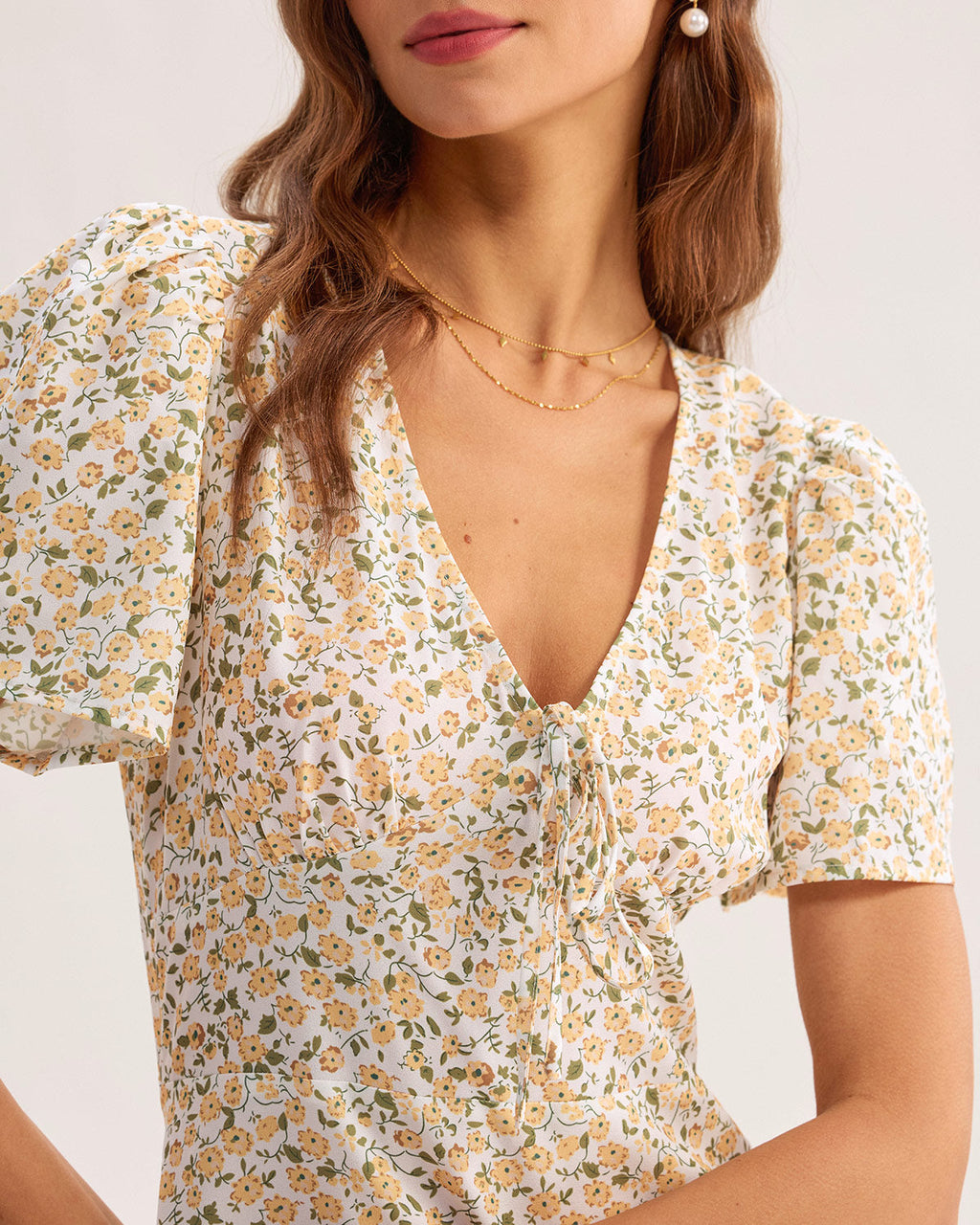 Minivestido amarillo floral con escote en V