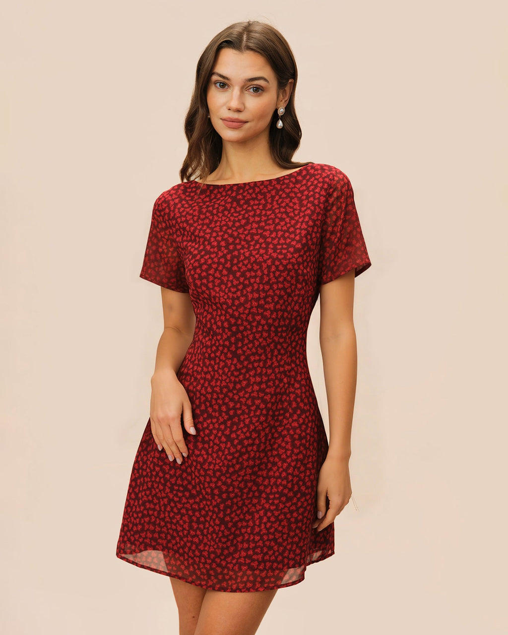 Minivestido floral rojo con escote barco