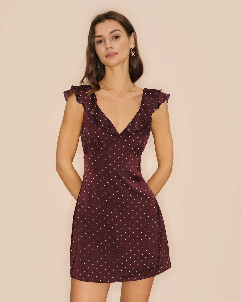 Minivestido de satén morado con cuello en V y estampado de lunares