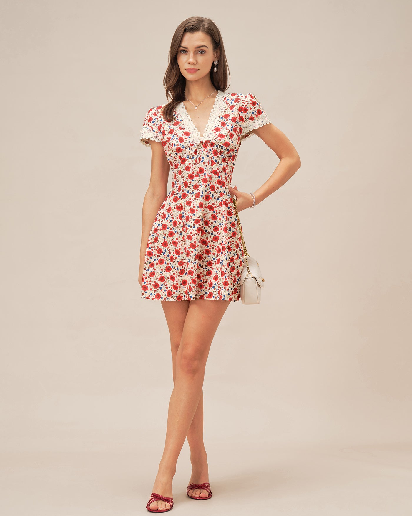 Minivestido rojo con cuello en V y encaje floral