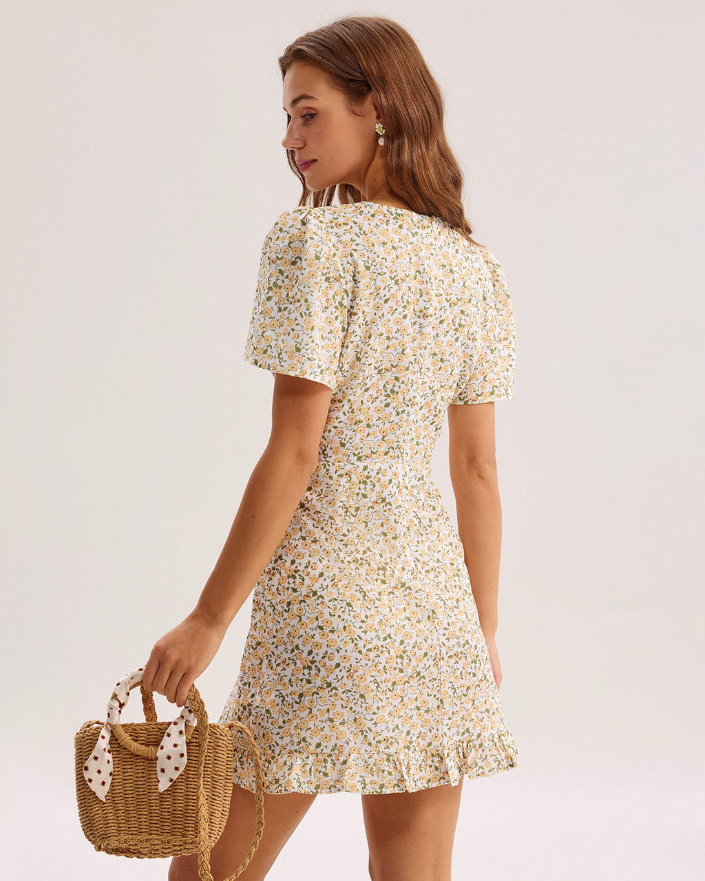 Minivestido amarillo floral con escote en V