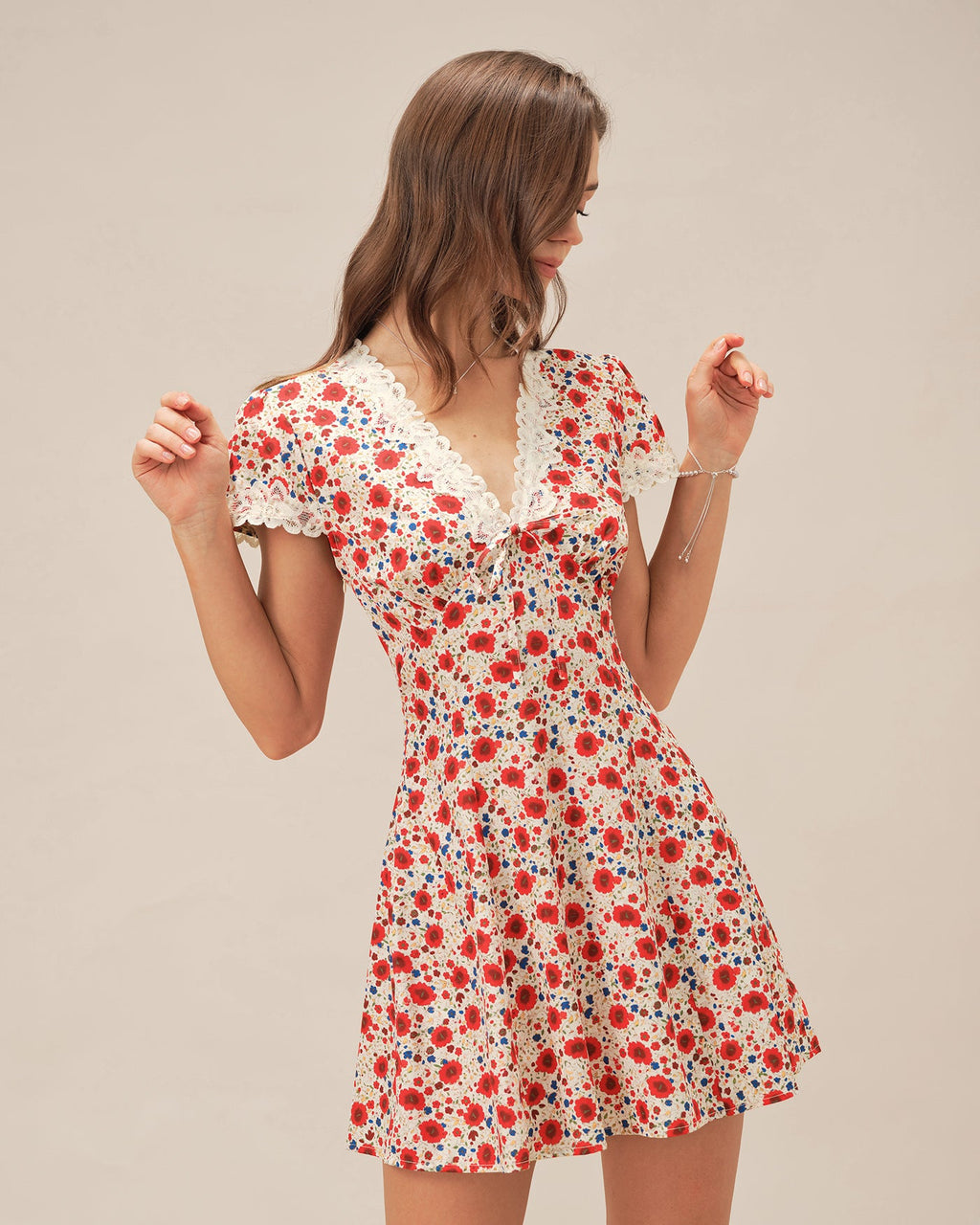 Minivestido rojo con cuello en V y encaje floral