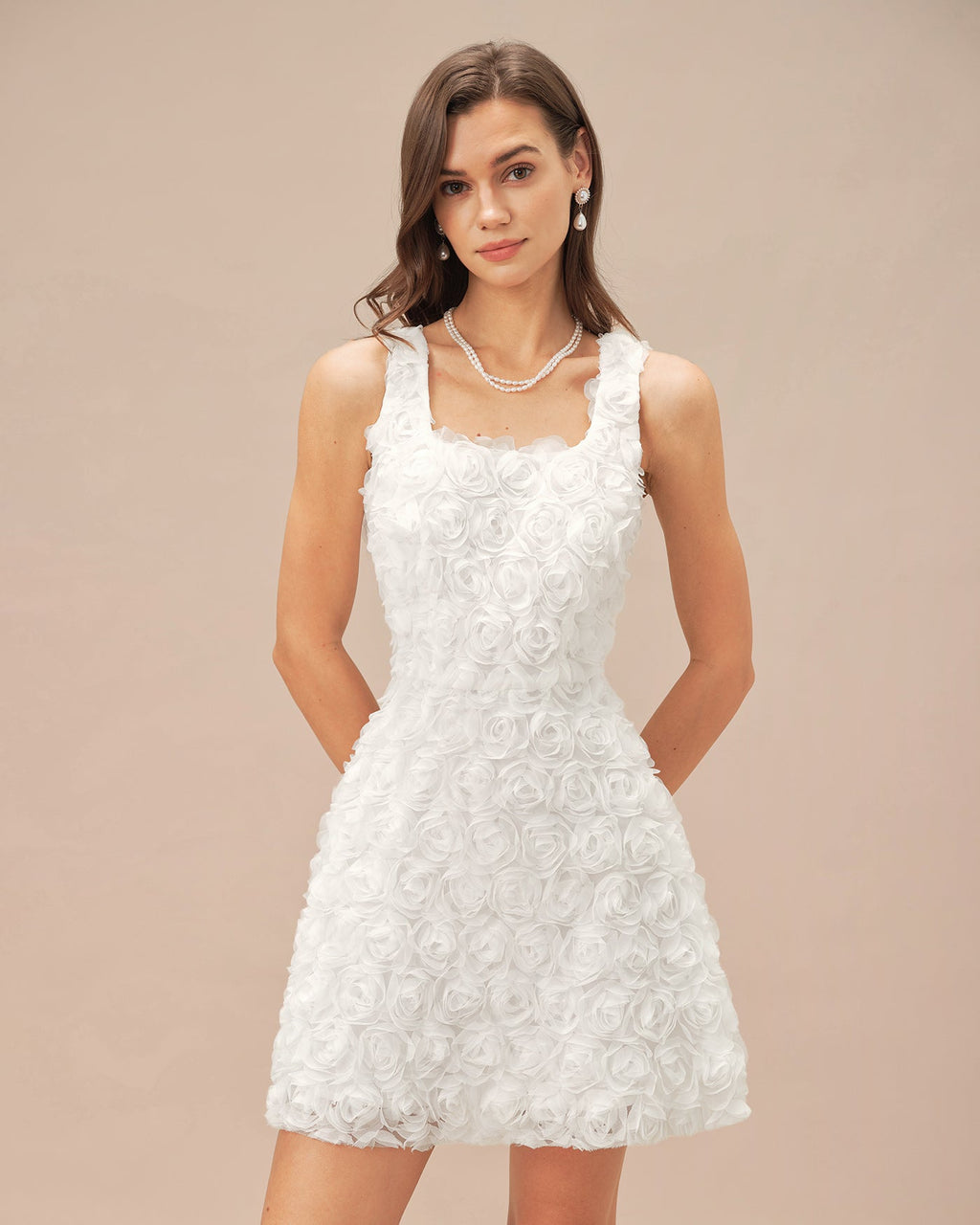 Minivestido blanco de corte en A floral con escote cuadrado