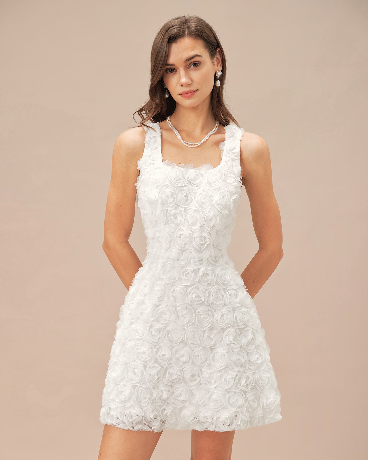 Minivestido blanco de corte en A floral con escote cuadrado