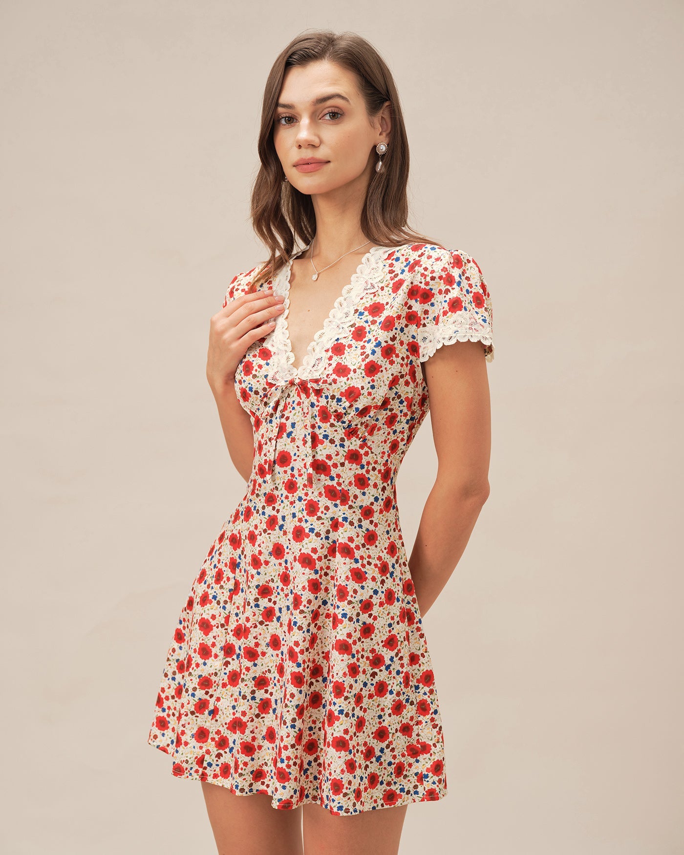 Minivestido rojo con cuello en V y encaje floral