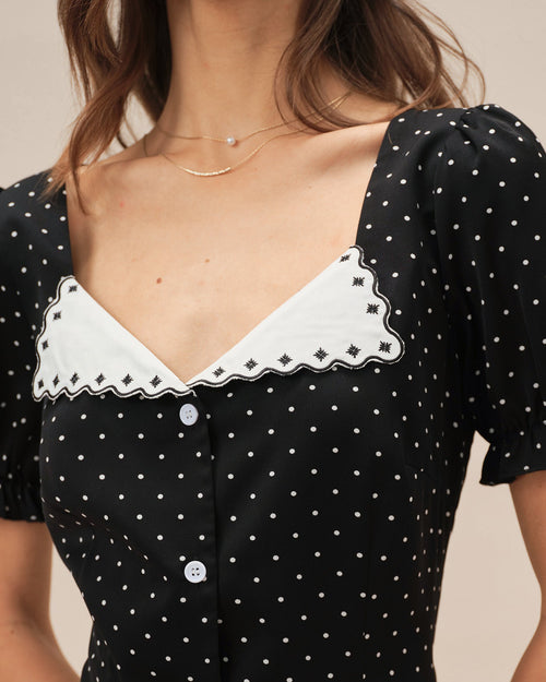 Minivestido negro con cuello de pico y lunares