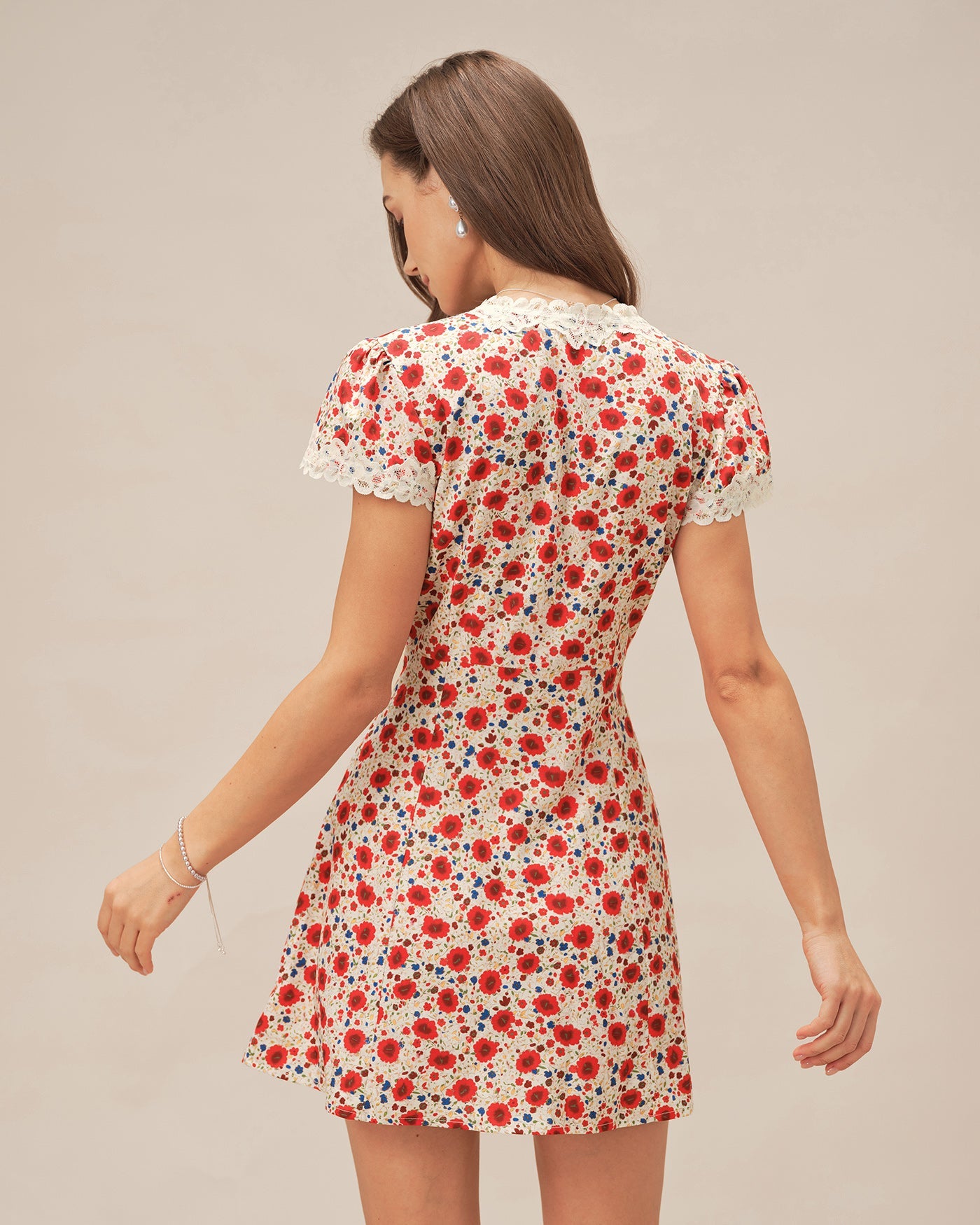 Minivestido rojo con cuello en V y encaje floral