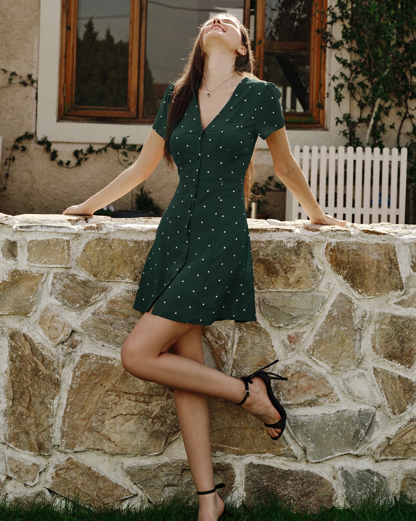 Vestido mini con cuello en V y lunares verdes