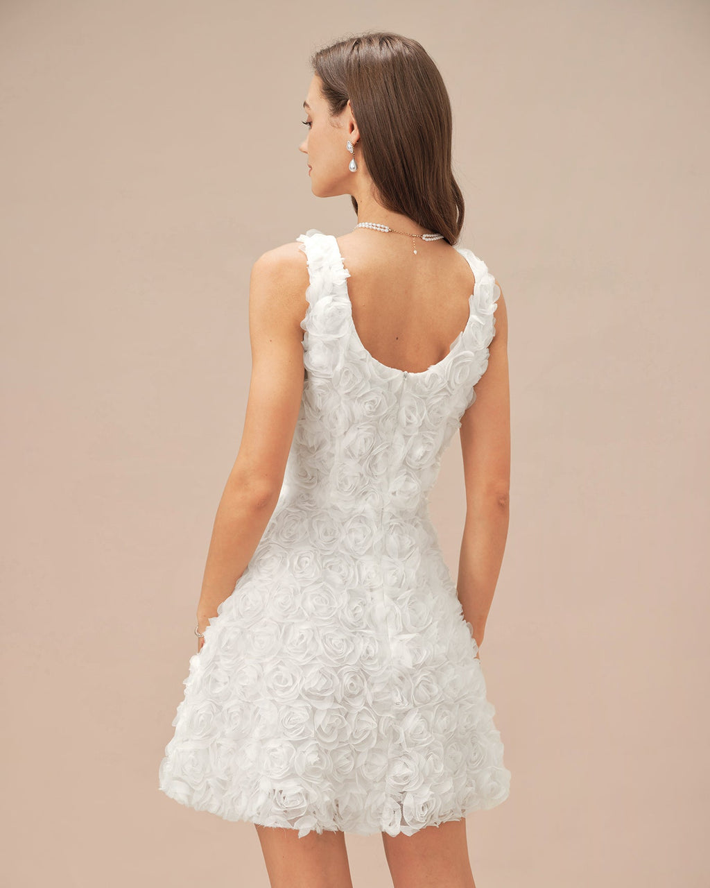 Minivestido blanco de corte en A floral con escote cuadrado