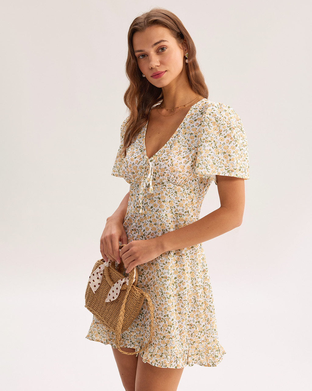 Minivestido amarillo floral con escote en V