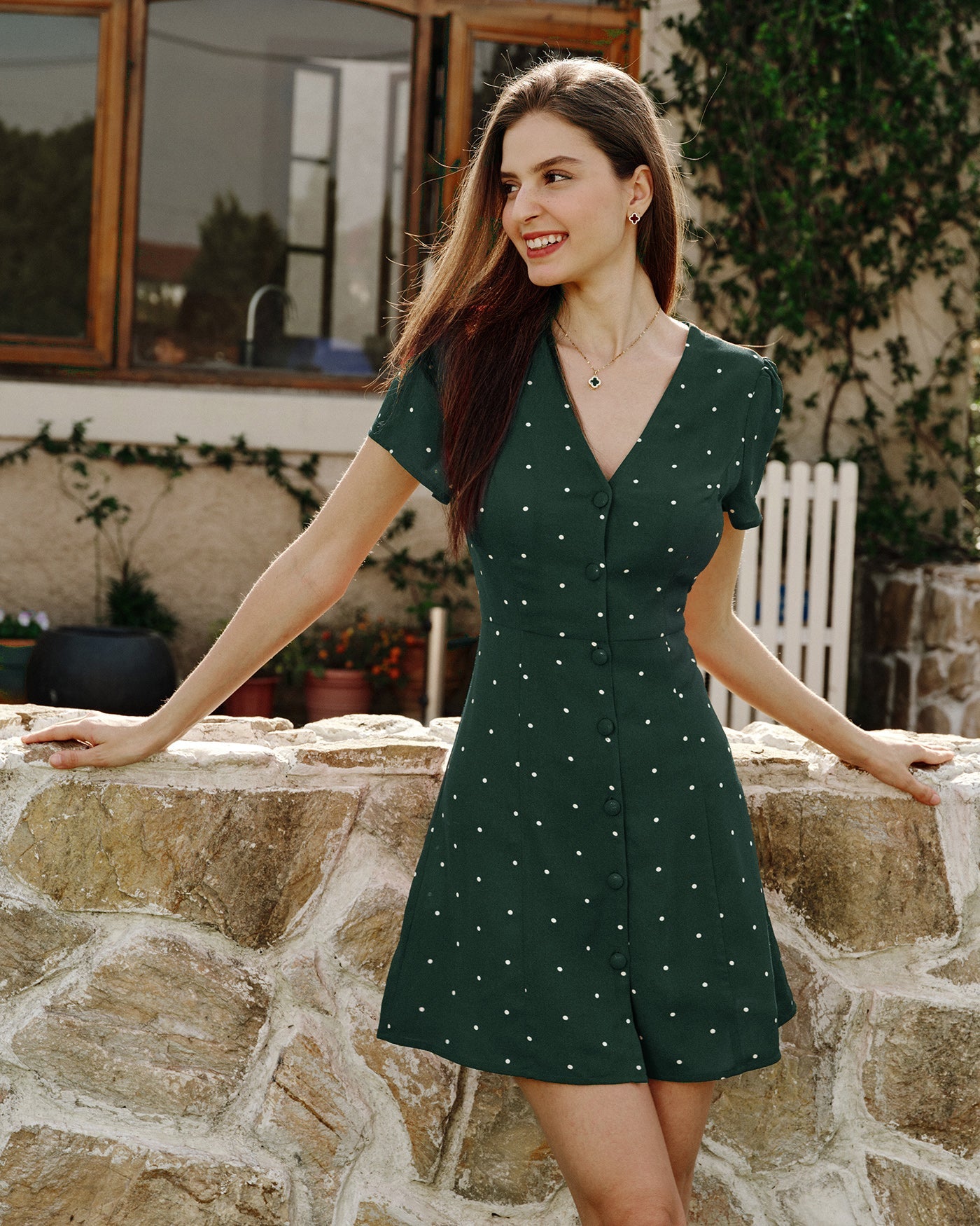Vestido mini con cuello en V y lunares verdes