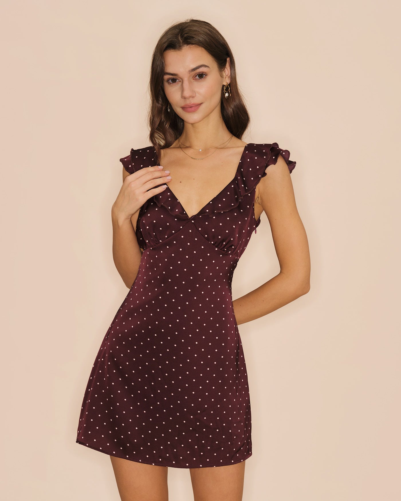 Minivestido de satén morado con cuello en V y estampado de lunares