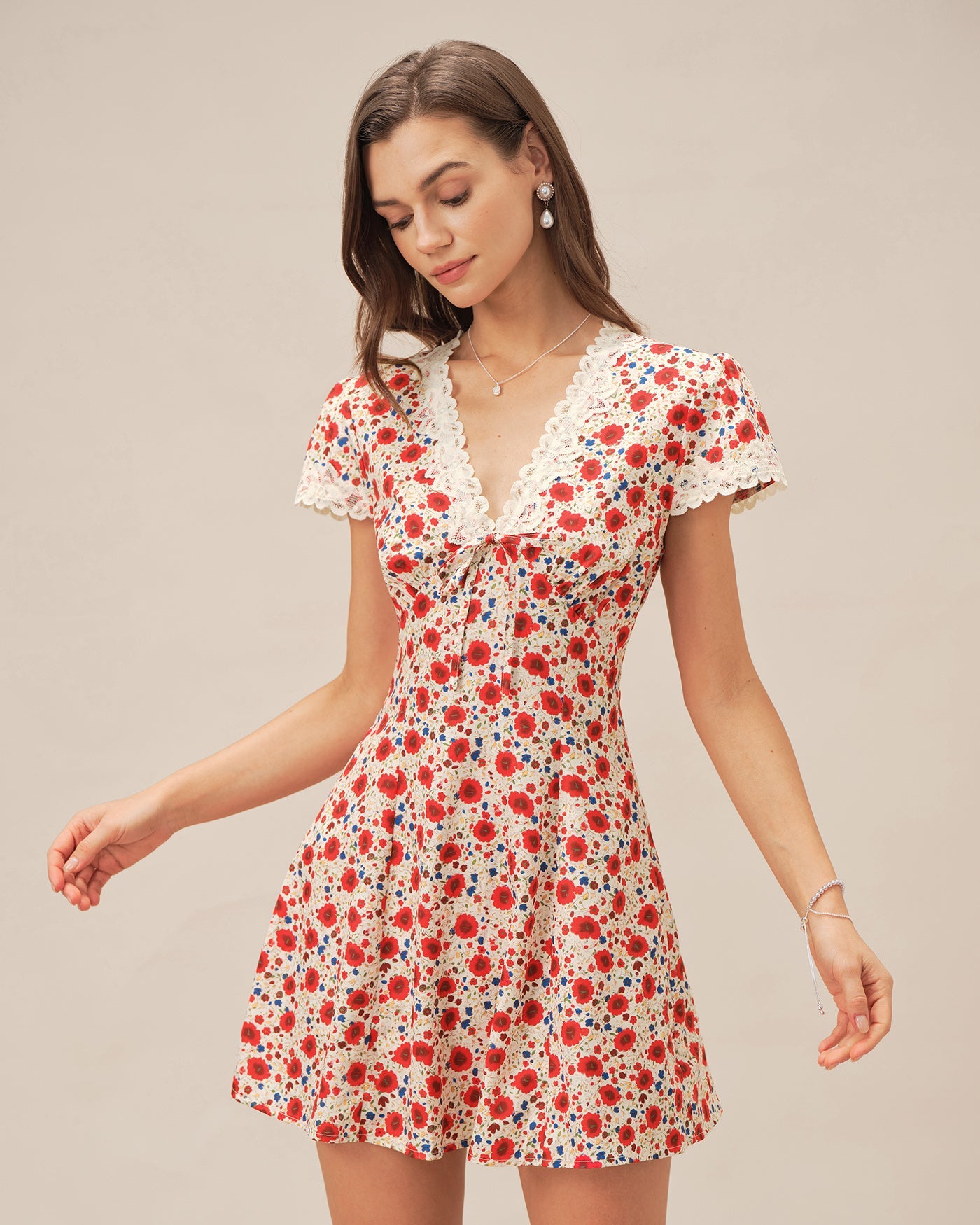 Minivestido rojo con cuello en V y encaje floral