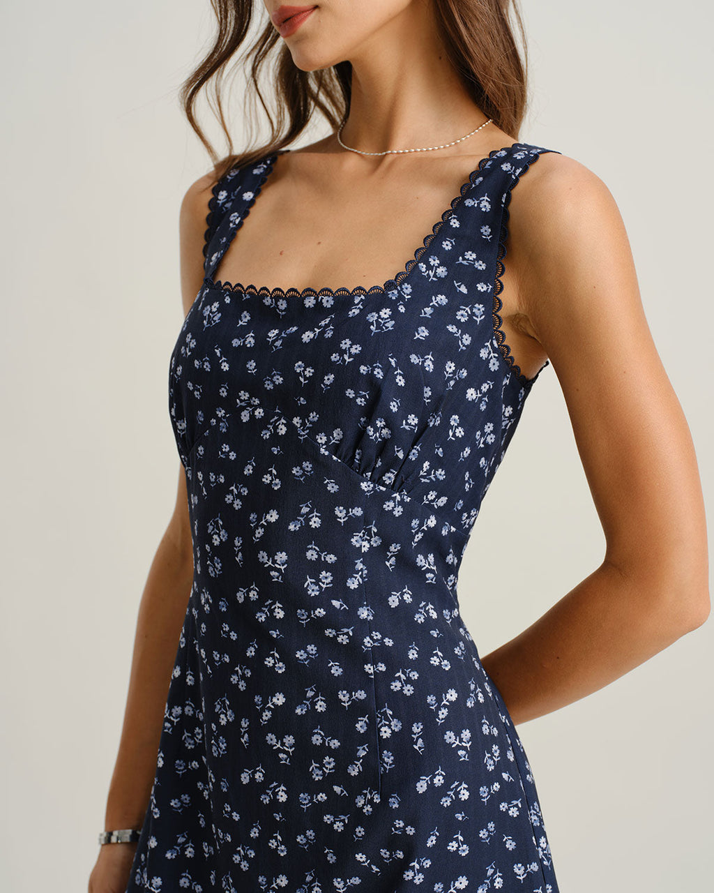 Minivestido con tirantes, escote cuadrado y estampado floral azul marino