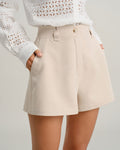 Pantalones cortos beige con bolsillos y cordón en la cintura