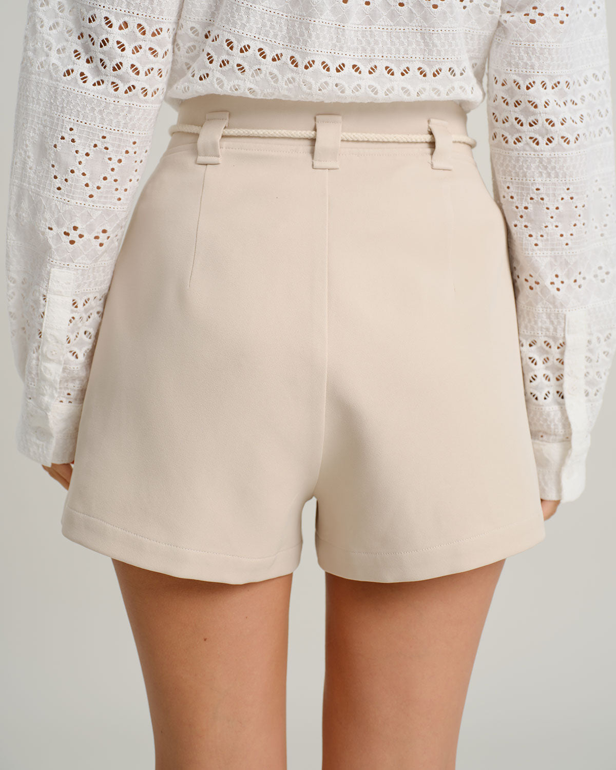 Pantalones cortos beige con bolsillos y cordón en la cintura