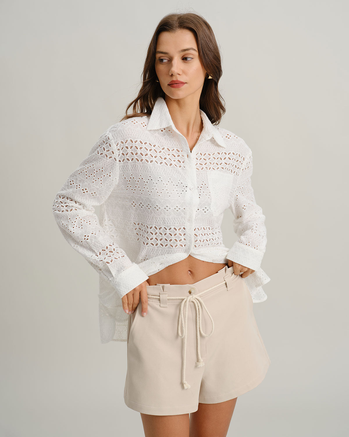 Pantalones cortos beige con bolsillos y cordón en la cintura