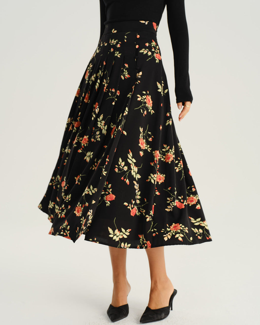 Falda midi de corte A negra con estampado floral