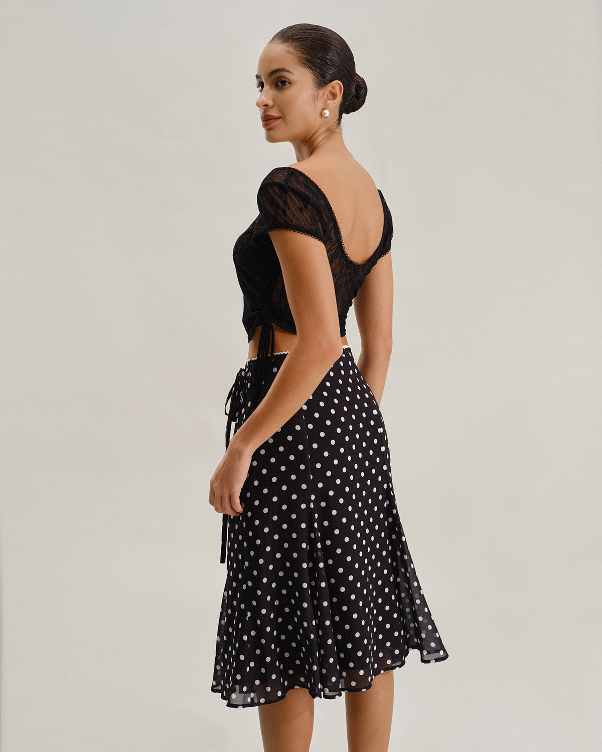 Falda midi de sirena negra con lunares