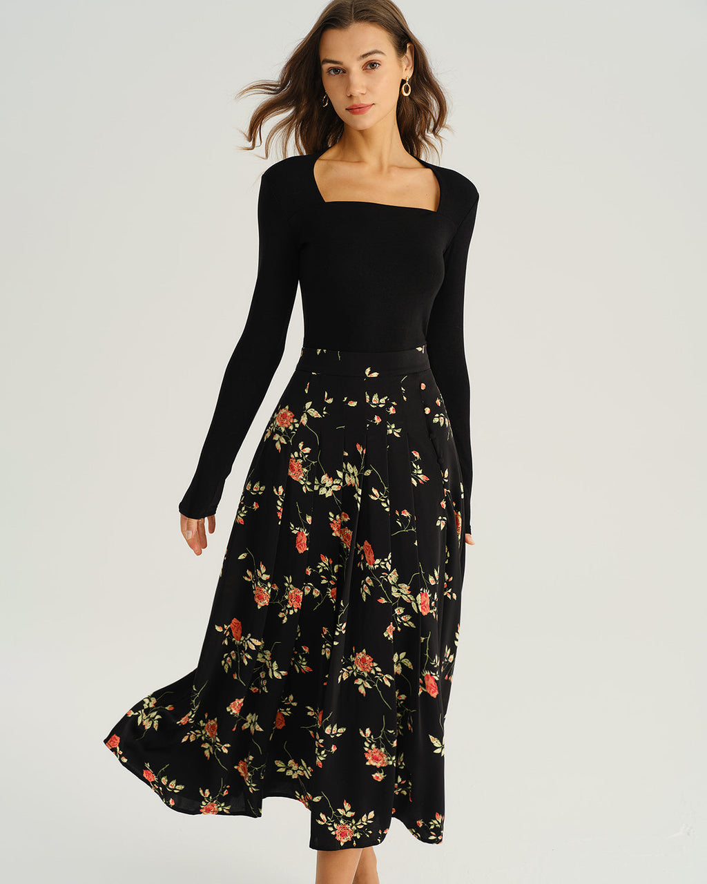 Falda midi de corte A negra con estampado floral