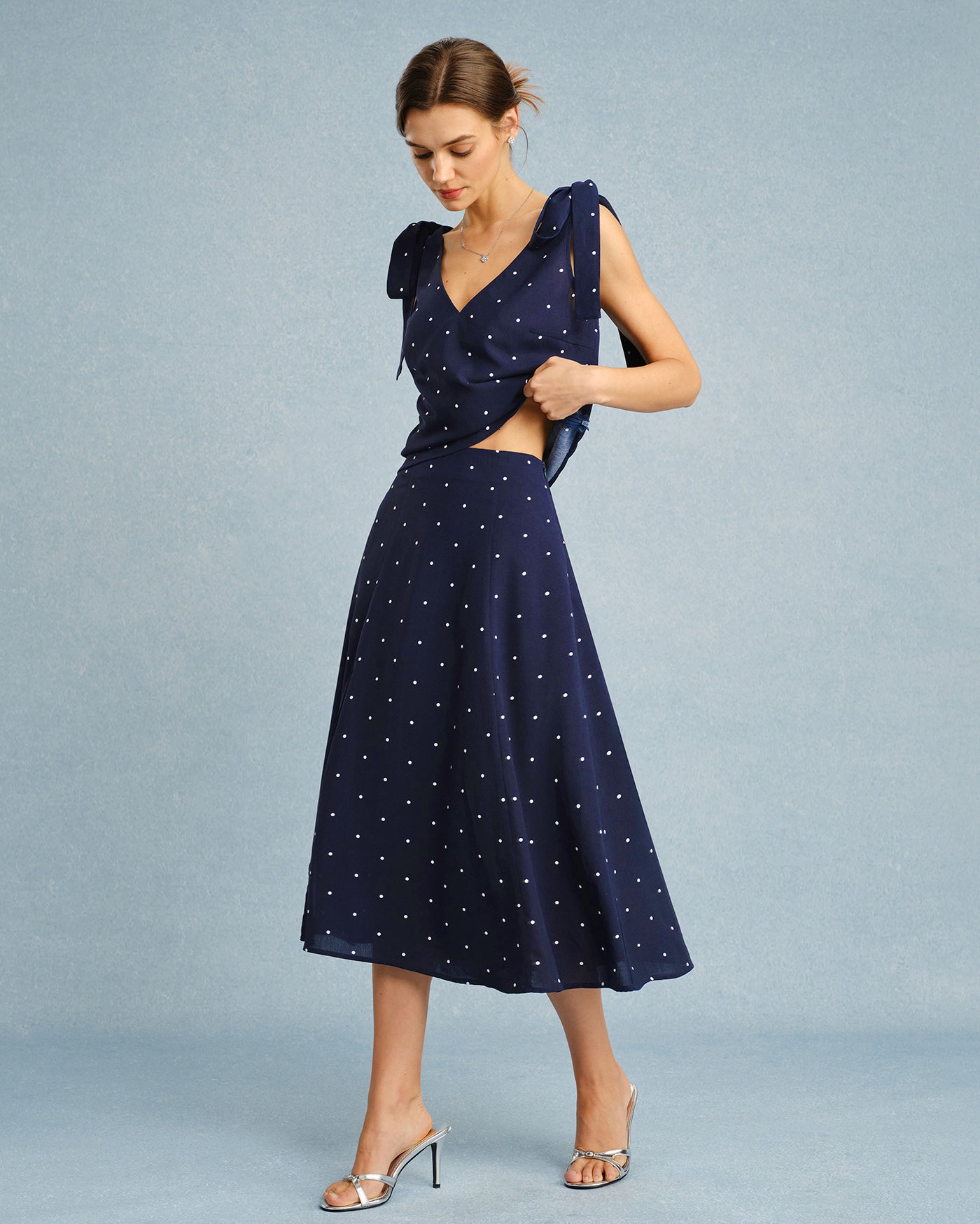 Falda midi con abertura de lunares azul marino