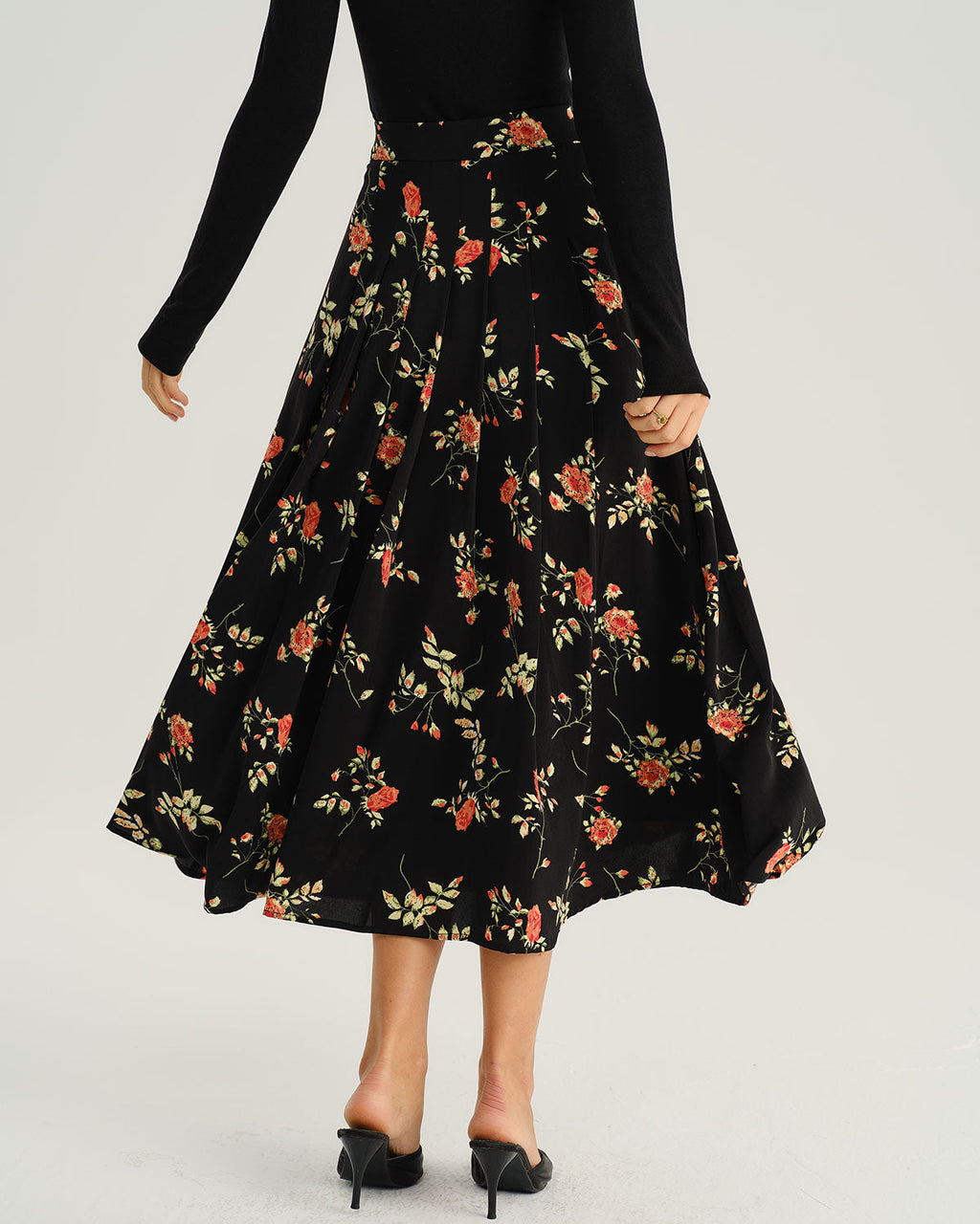 Falda midi de corte A negra con estampado floral