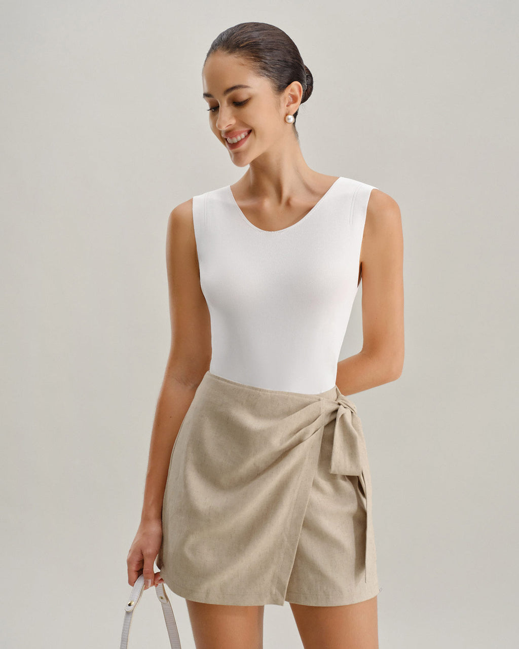 Minifalda pantalón fruncida evasé color caqui