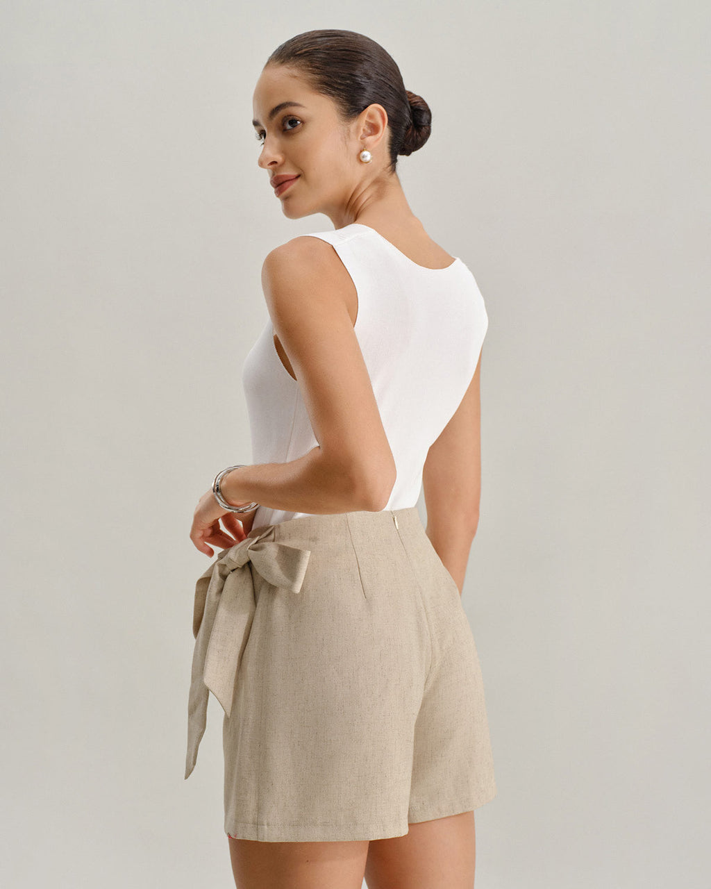 Minifalda pantalón fruncida evasé color caqui